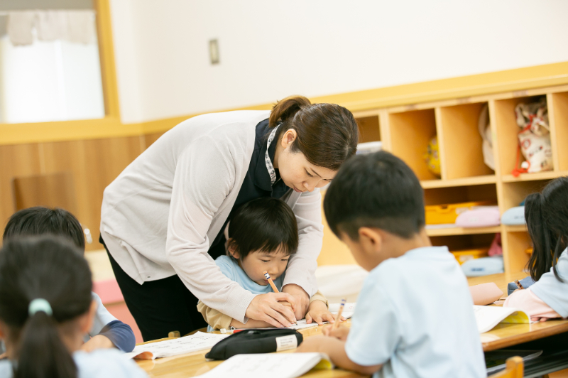 子どもの成長をサポートする保育士